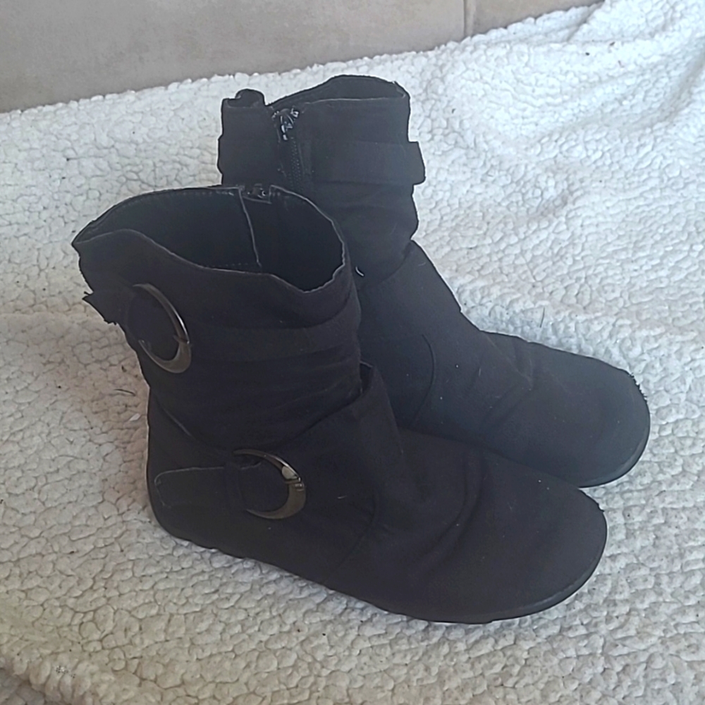Girls black buckle boots